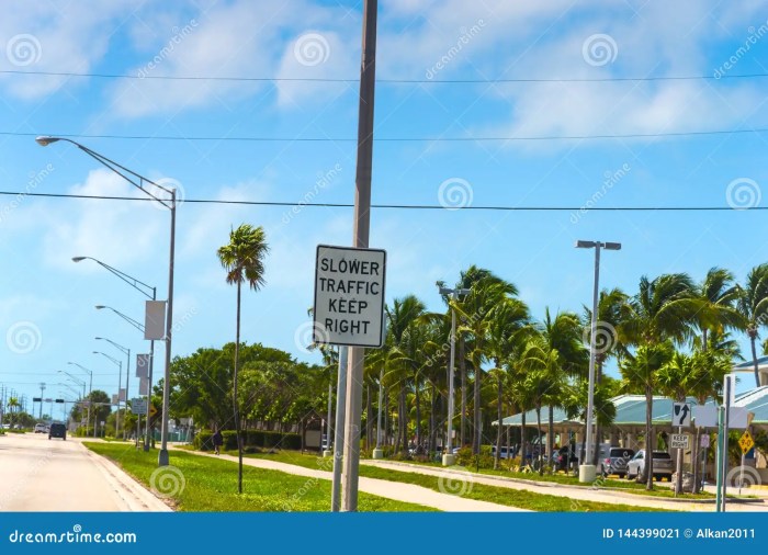 Slower traffic keep right en español